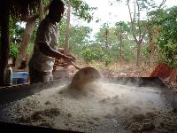 Delmiro manejando a farinha