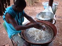 desmanchando a massa de farinha seca